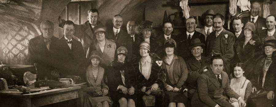 The cast and crew of "The Farmer's Wife"