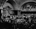 THE PARADINE CASE (1947) - PHOTOGRAPH - Photograph of the court room set in ''The Paradine Case''.